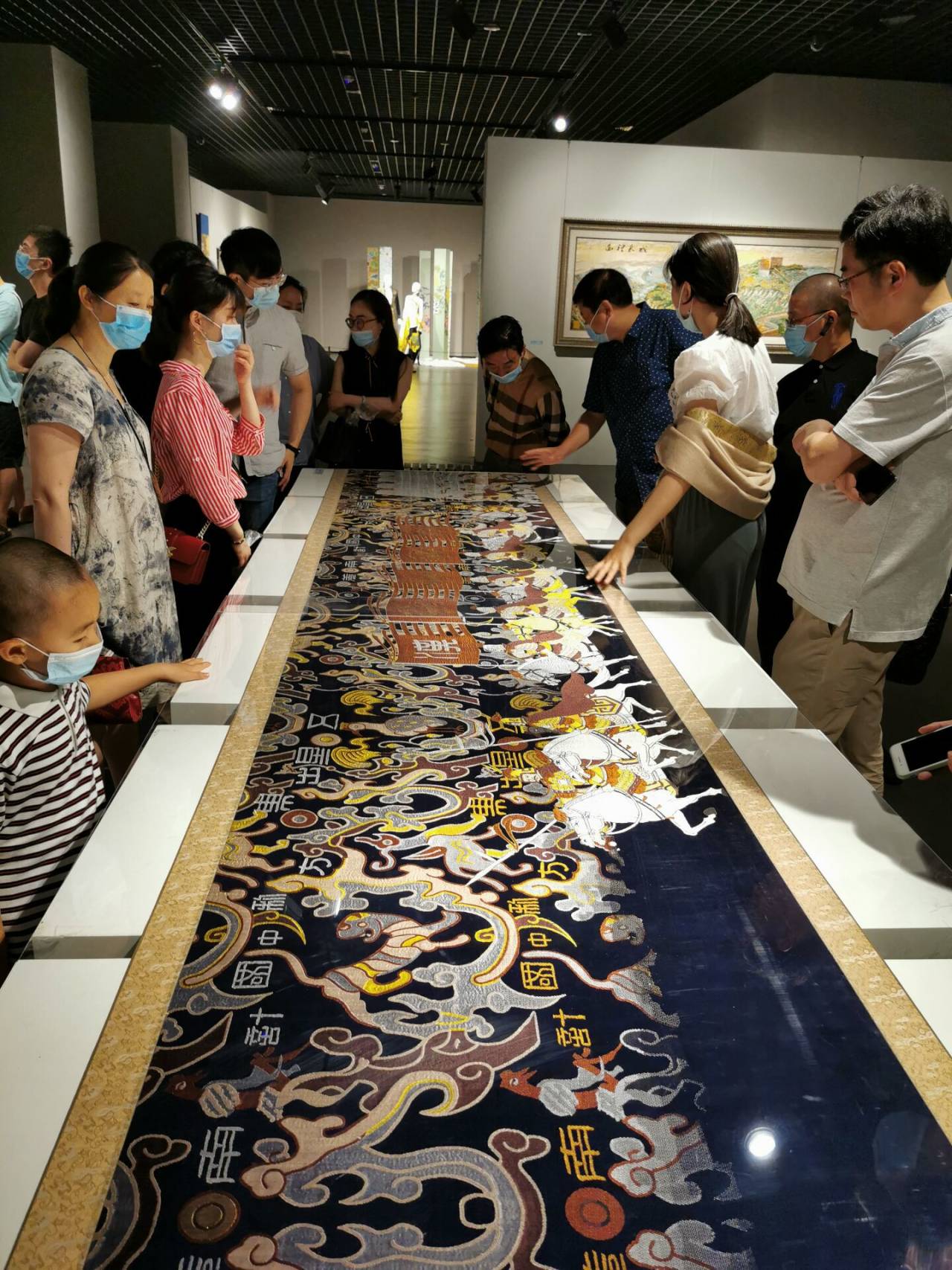 美术与设计学院教师赴南京六朝博物馆参观金文大师云锦作品展